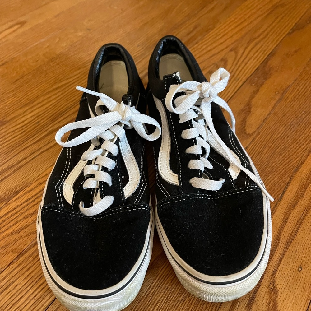 Vans off the wall sneakers. Size woman’s 7.5. Like new condition